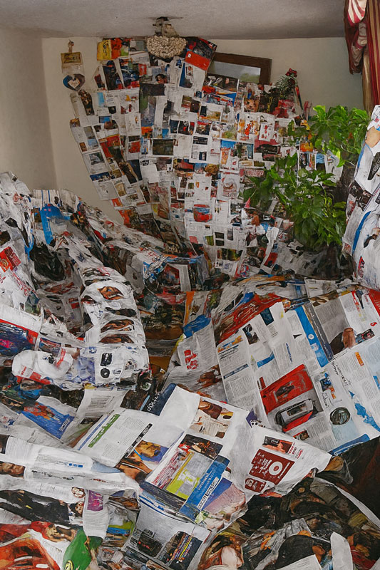 Avalancha doméstica: habitación intervenida (vista 003)