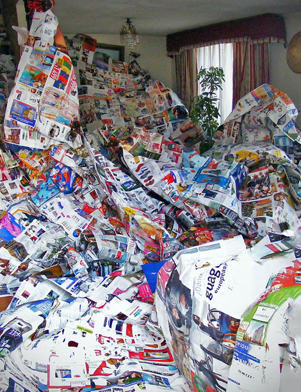 Avalancha doméstica: habitación intervenida (vista 004)