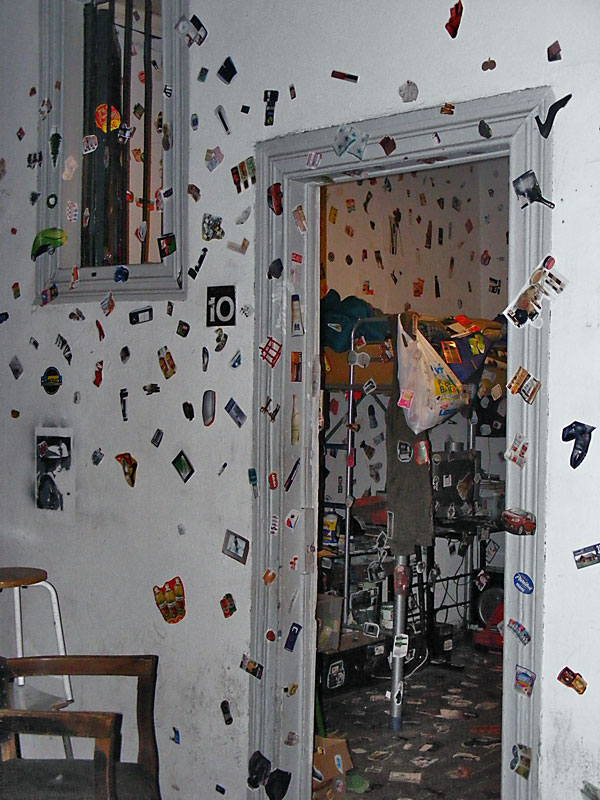 Estudio de FW apestado: habitación intervenida (vista 001)