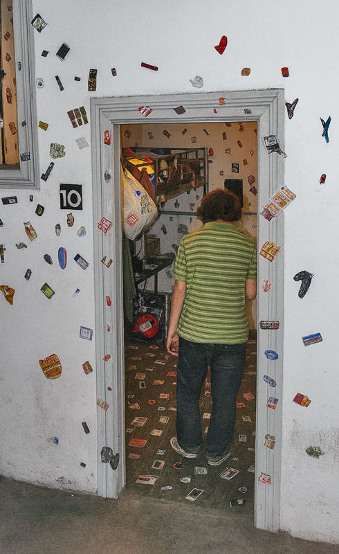 Estudio de FW apestado: habitación intervenida (vista 003)