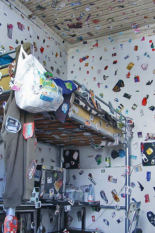 Estudio de FW apestado: habitación intervenida (vista 004)