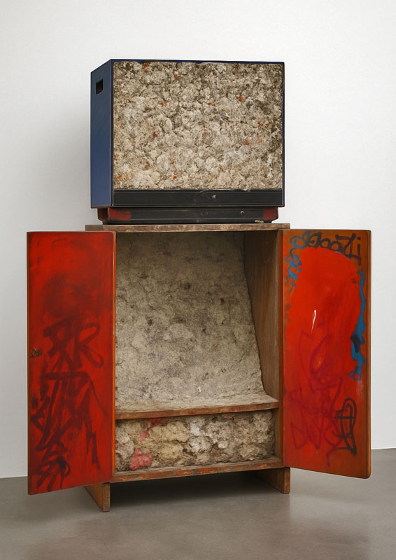 TV saturada, intervención con papel de prensa sobre superficie doméstica – acción de arte