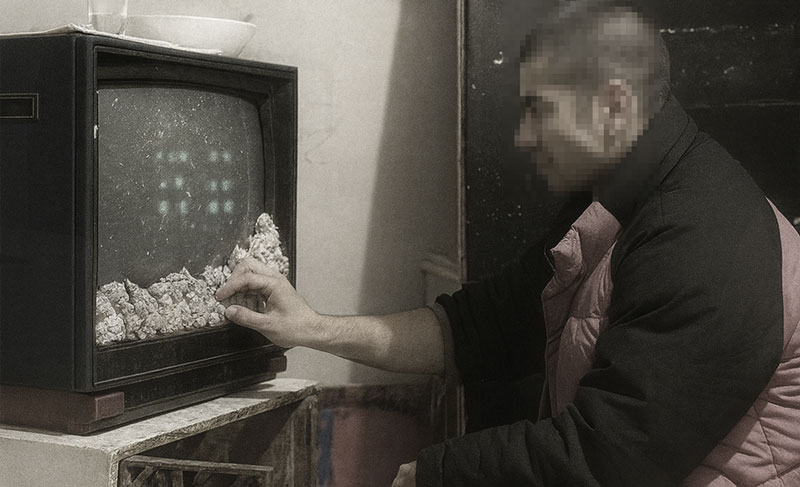 TV saturada, intervención con papel de prensa sobre superficie doméstica – acción de arte