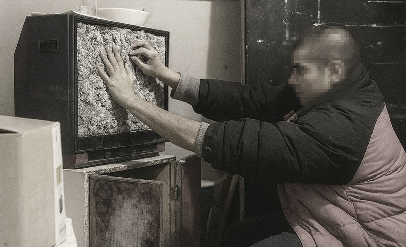 TV saturada, intervención con papel de prensa sobre superficie doméstica – acción de arte