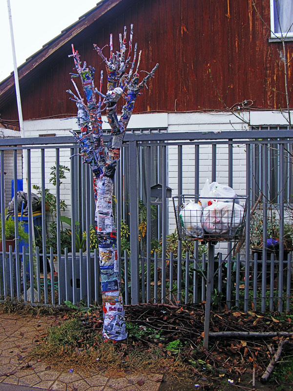 Árbol intervenido pictóricamente sobre mueble doméstico