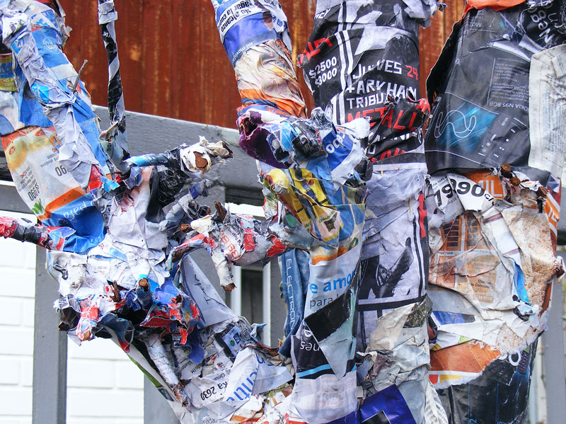 Árbol doméstico con intervención pictórica saturada