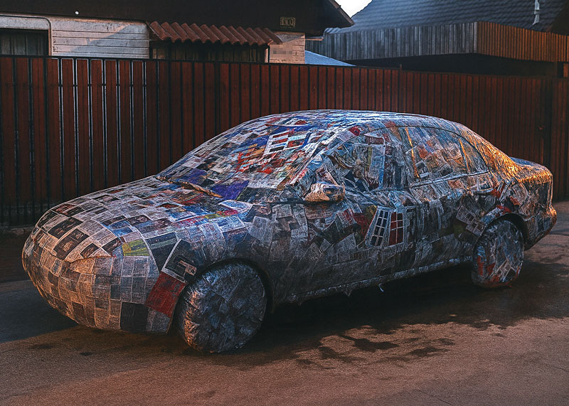 Automóvil intervenido con papel de prensa mojado sobre la superficie