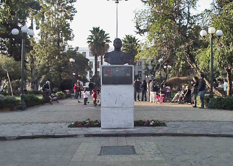 Busto escultórico intervenido en espacio público con papel apelmazado (vista 001)