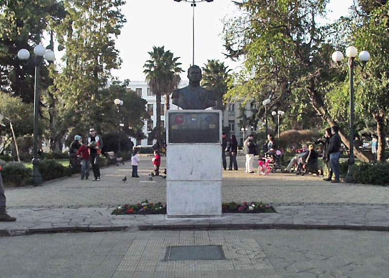 Busto escultórico intervenido en espacio público con papel apelmazado (vista 001)