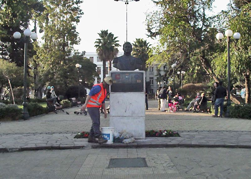 Busto escultórico intervenido en espacio público con papel apelmazado (vista 001)