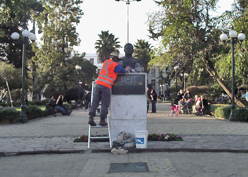 Busto escultórico intervenido en espacio público con papel apelmazado (vista 001)