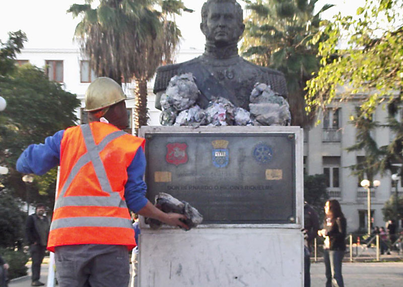 Busto escultórico intervenido en espacio público con papel apelmazado (vista 001)