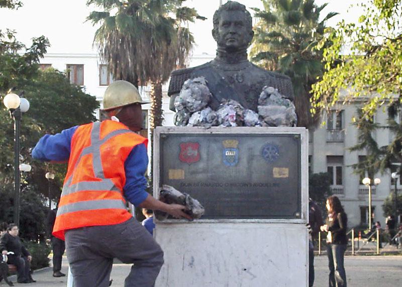 Busto escultórico intervenido en espacio público con papel apelmazado (vista 001)