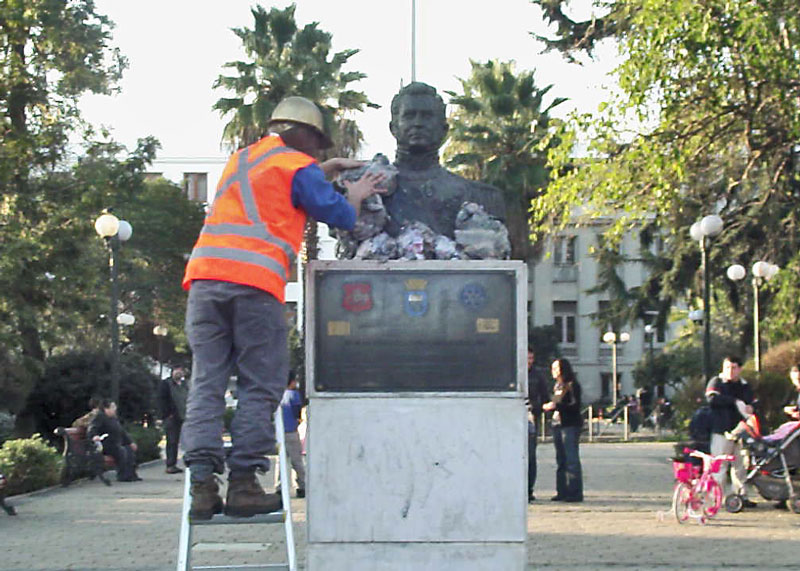 Busto escultórico intervenido en espacio público con papel apelmazado (vista 001)