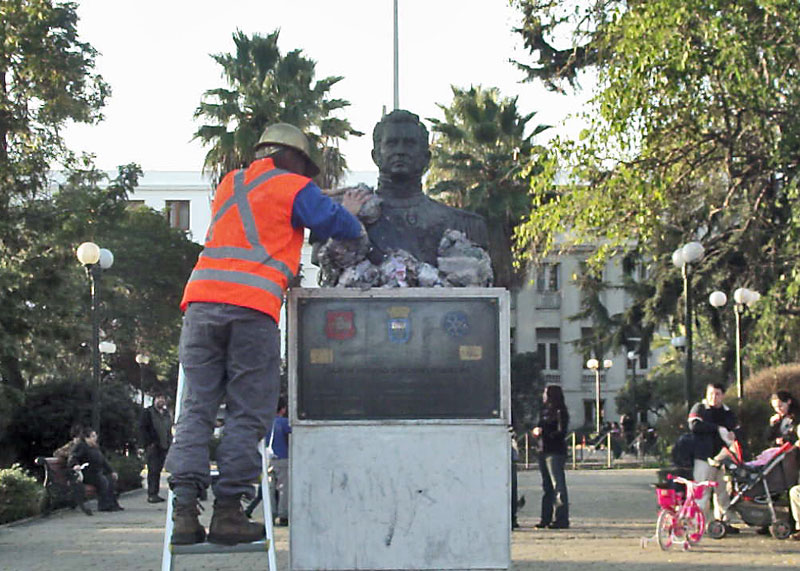 Busto escultórico intervenido en espacio público con papel apelmazado (vista 001)
