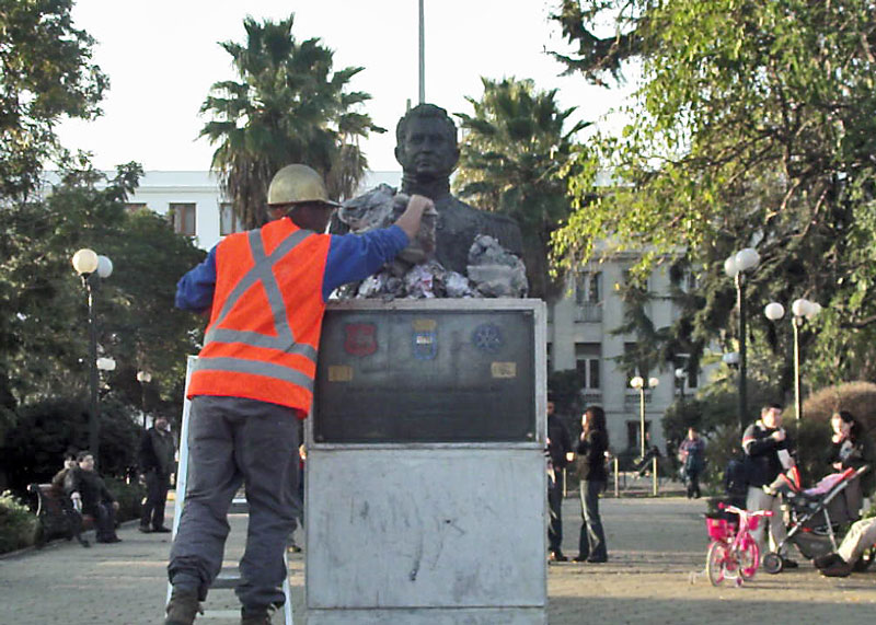Busto escultórico intervenido en espacio público con papel apelmazado (vista 001)