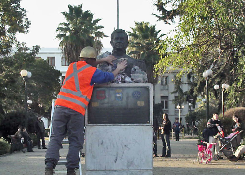 Busto escultórico intervenido en espacio público con papel apelmazado (vista 001)