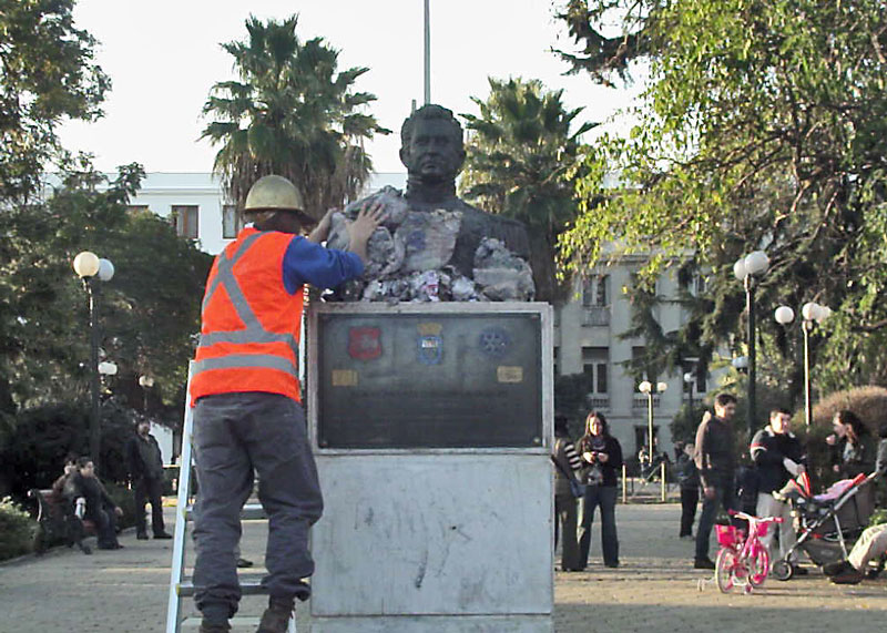 Busto escultórico intervenido en espacio público con papel apelmazado (vista 001)