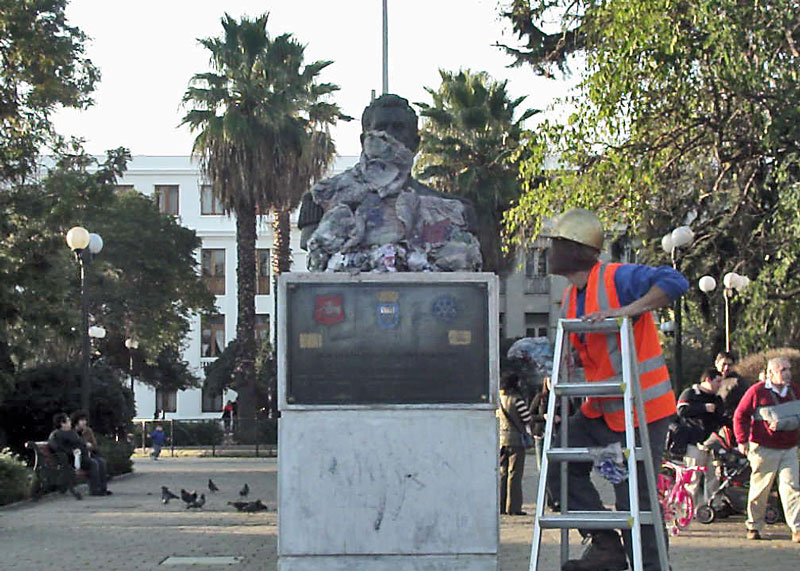 Busto escultórico intervenido en espacio público con papel apelmazado (vista 001)