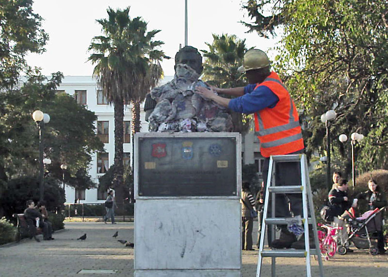 Busto escultórico intervenido en espacio público con papel apelmazado (vista 001)