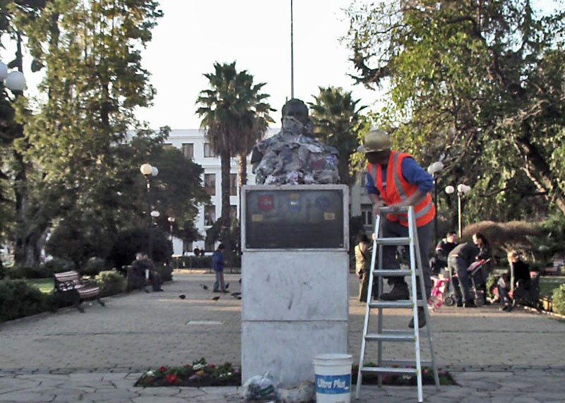 Busto escultórico intervenido en espacio público con papel apelmazado (vista 001)