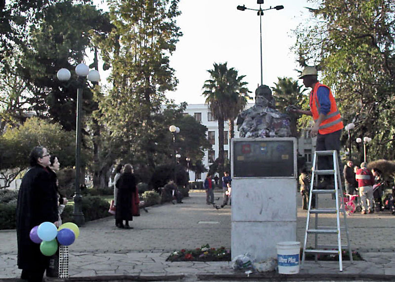 Busto escultórico intervenido en espacio público con papel apelmazado (vista 001)