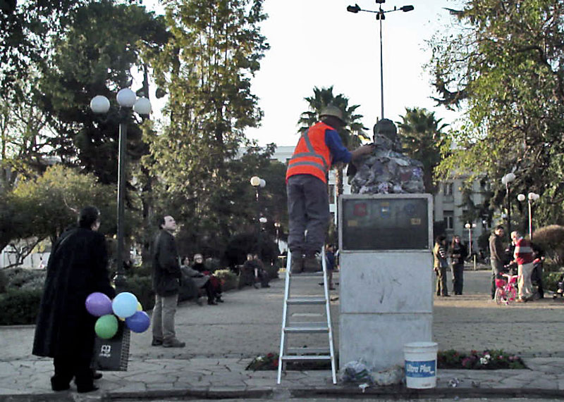 Busto escultórico intervenido en espacio público con papel apelmazado (vista 001)