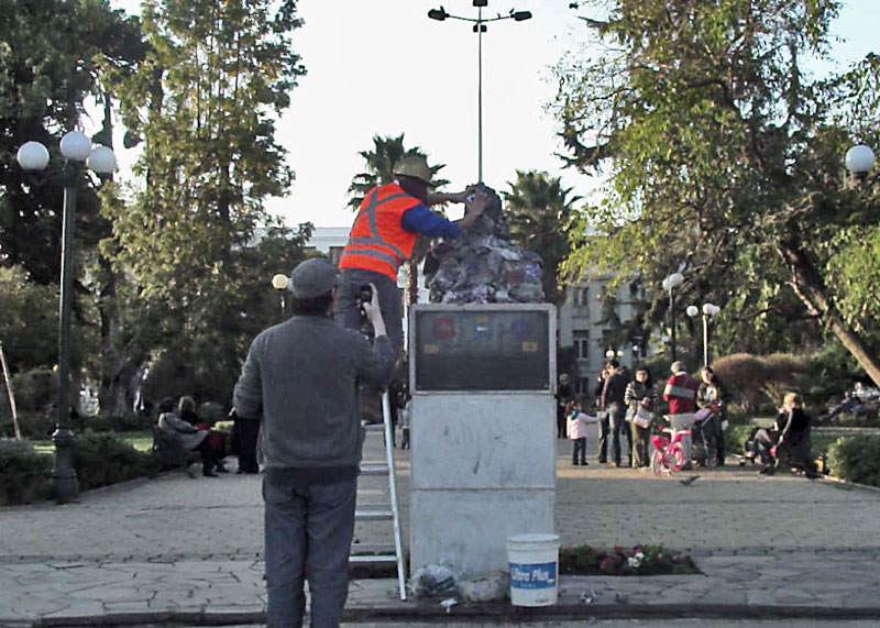 Busto escultórico intervenido en espacio público con papel apelmazado (vista 001)