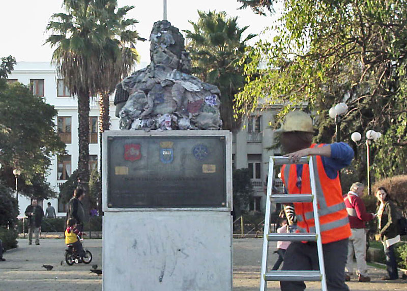 Busto escultórico intervenido en espacio público con papel apelmazado (vista 001)