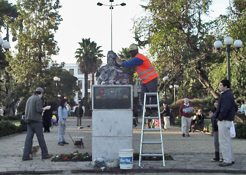 Busto escultórico intervenido en espacio público con papel apelmazado (vista 001)
