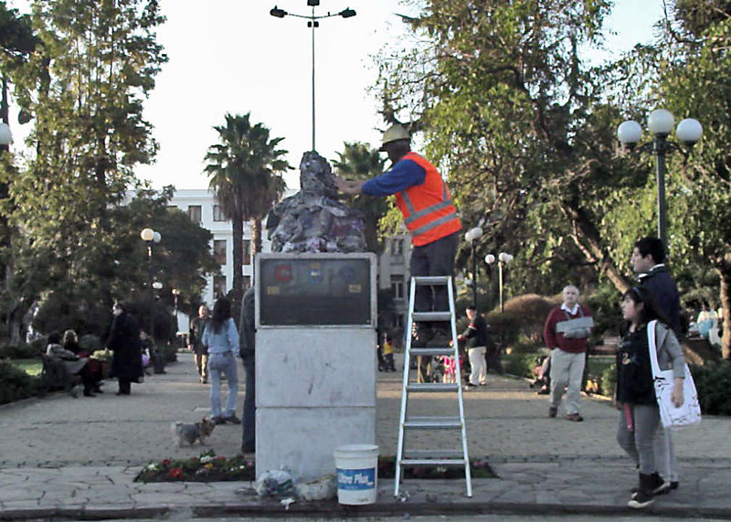 Busto escultórico intervenido en espacio público con papel apelmazado (vista 001)