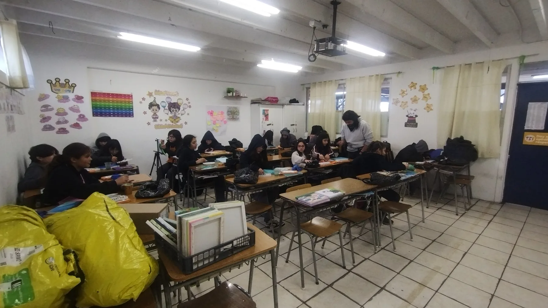 圣贝尔纳多蒙台梭利学校的学生参加由 Esteban Garnica 指导的丙烯绘画工作坊