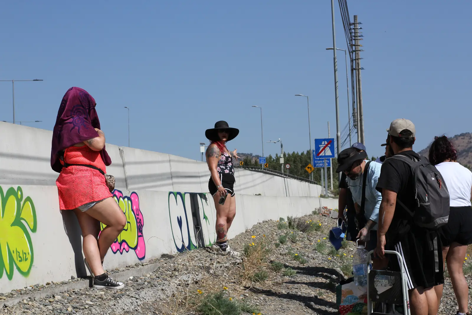 Grupo de artistas trabajando en Graffcamp Chile 2021