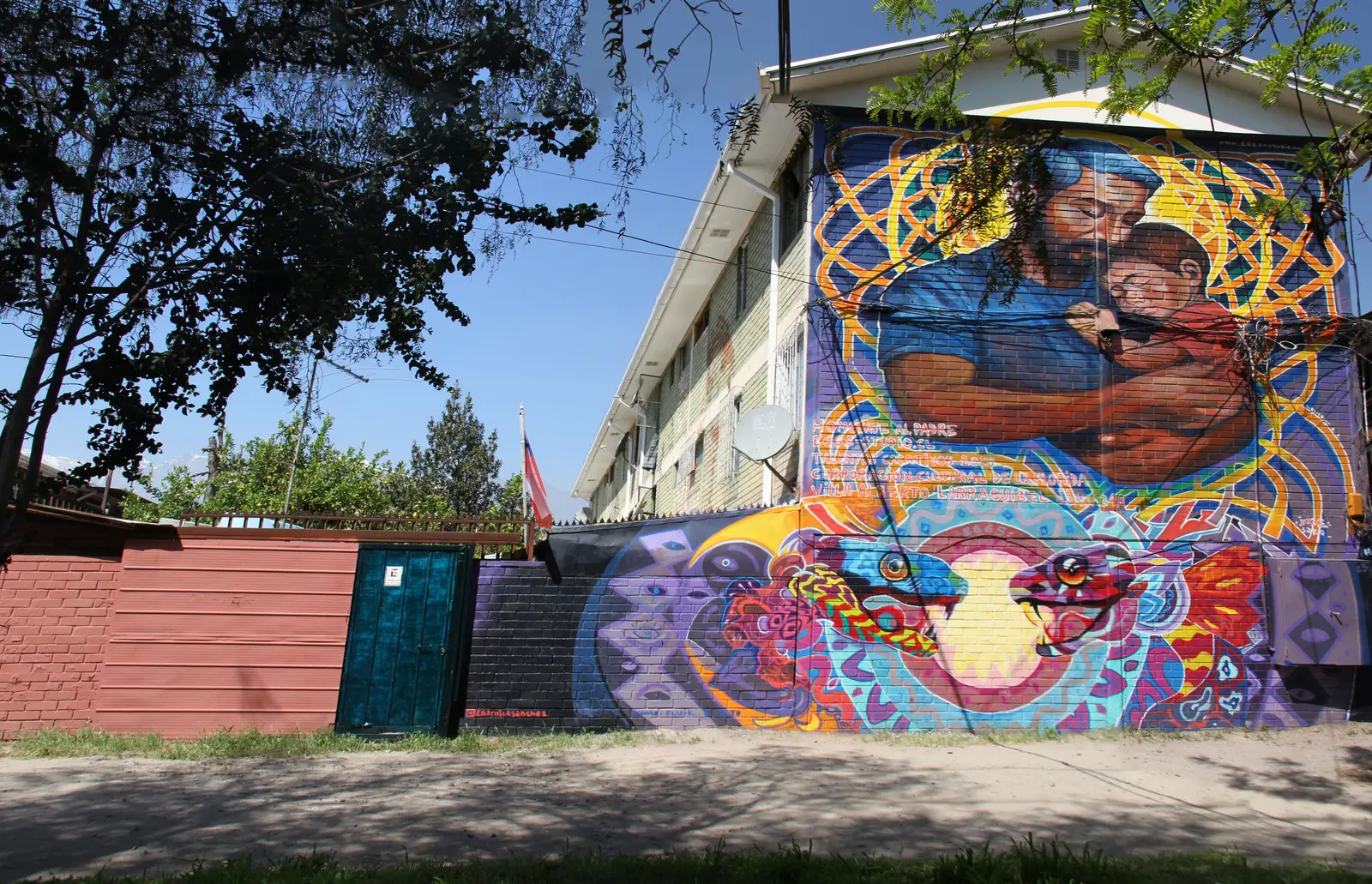 Mural Al Padre completo en relacion con el edificio