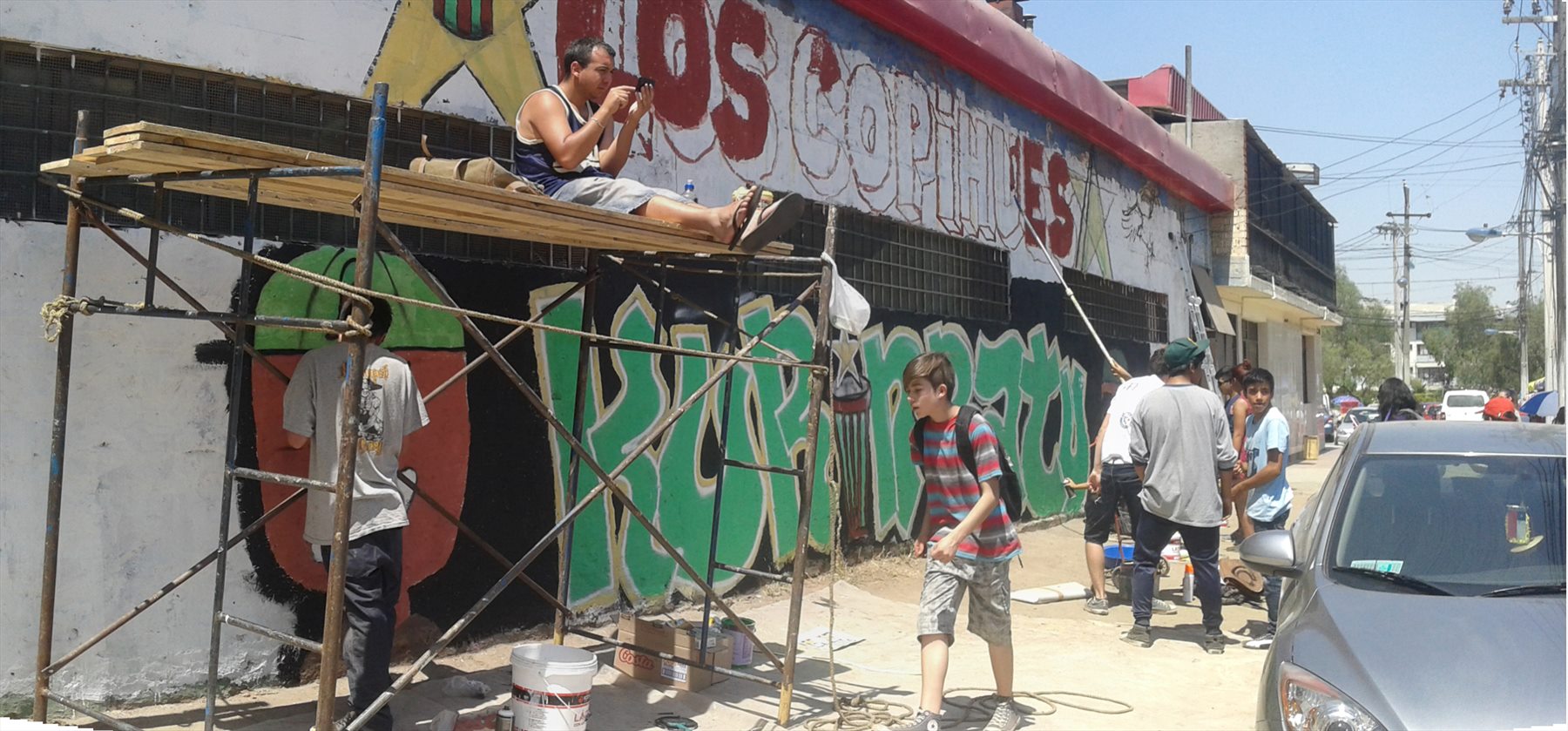 Proceso de muralismo colaborativo en terreno
